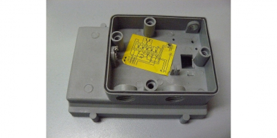 Корпус выключателя и конденсаторов